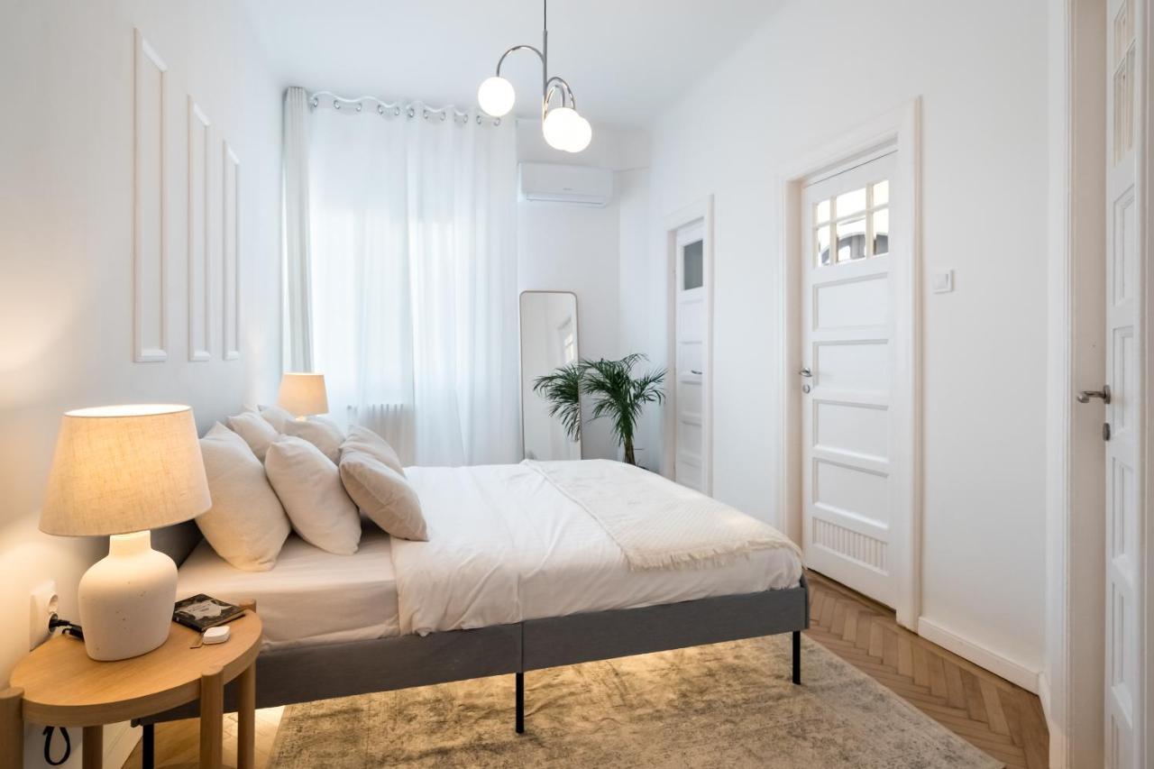 Cismigiu Serenity: 1Br Flat With Scenic Balcony بوخارست المظهر الخارجي الصورة