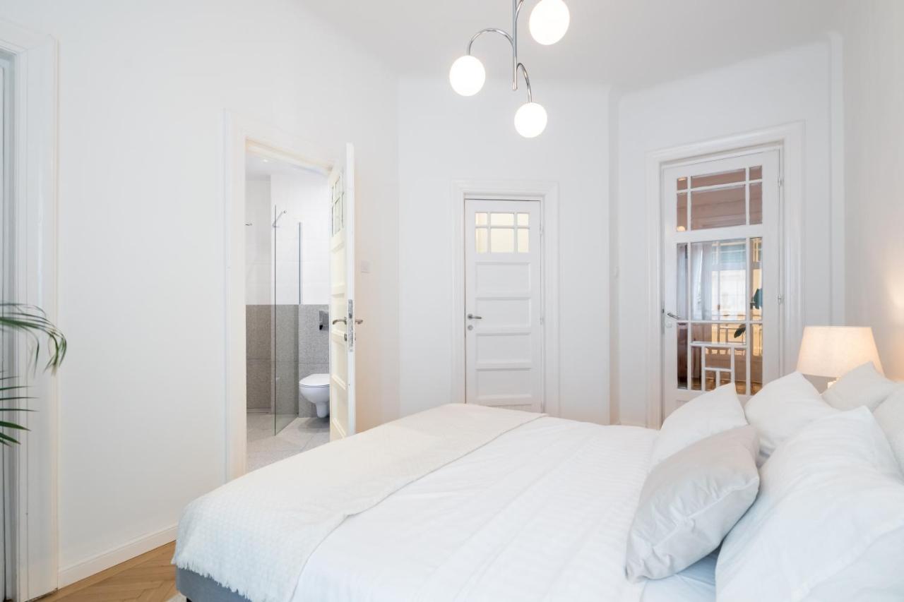 Cismigiu Serenity: 1Br Flat With Scenic Balcony بوخارست المظهر الخارجي الصورة