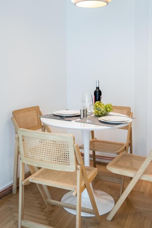 Cismigiu Serenity: 1Br Flat With Scenic Balcony بوخارست المظهر الخارجي الصورة