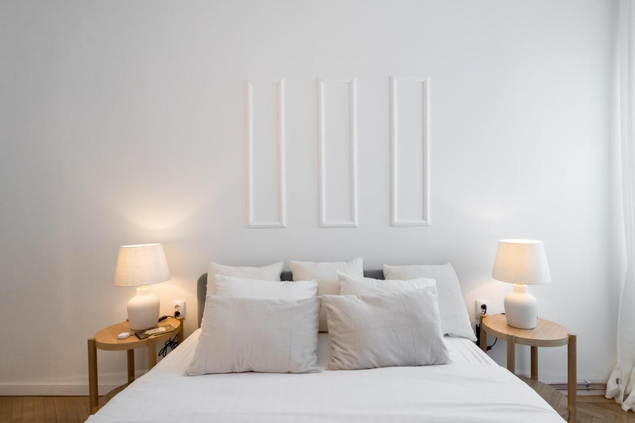 Cismigiu Serenity: 1Br Flat With Scenic Balcony بوخارست المظهر الخارجي الصورة
